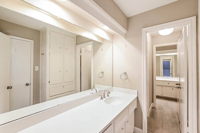 Building Photo - 11818 Oakcroft Dr