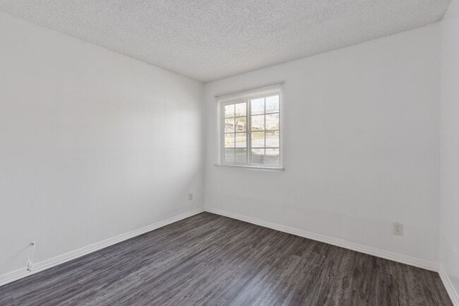 Building Photo - Updated 2 Bedroom Apartment!