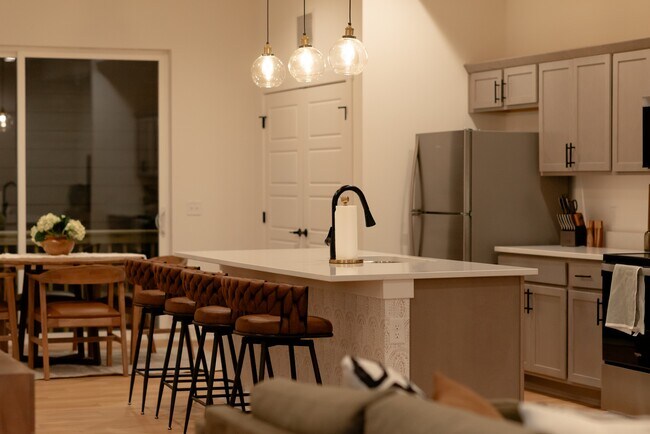 Building Photo - 1204 SW Franklin Dr