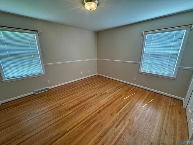Building Photo - 816 Mira Vista Dr SE