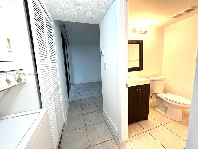 Building Photo - 210 Lake Pointe Dr