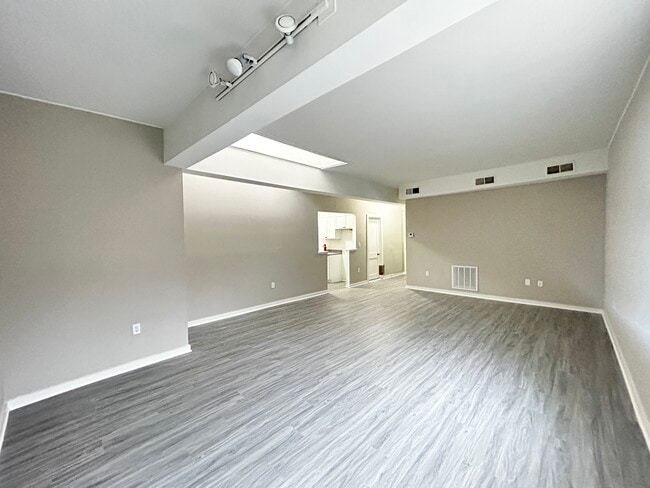 Building Photo - Franklin Court Apartments