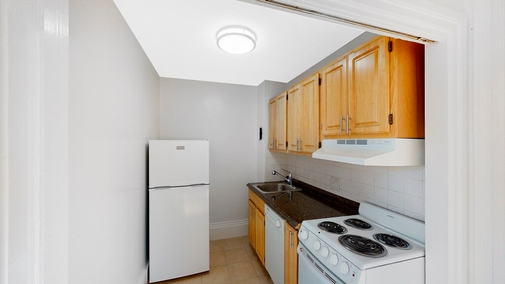 Building Photo - 396 Beacon St