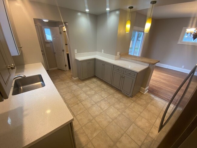 Building Photo - 4 Bedroom- Grandview