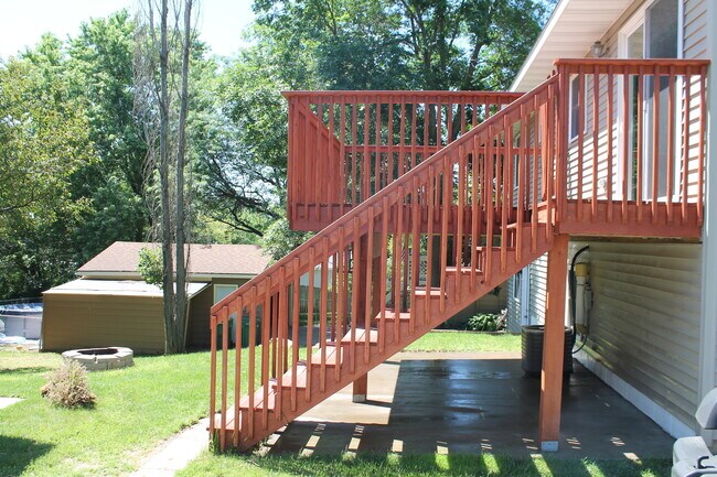 Building Photo - Avail May 1st. SW Rochester 3 bedroom 2 bath home, giant 2 car garage