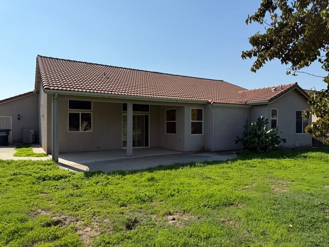 Building Photo - 4 bedroom 2 bath NW Visalia Home in Desira...
