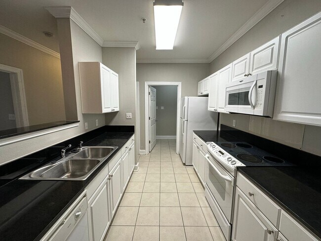 Building Photo - FIRST FLOOR APARTMENT COMMUNITY POOL!