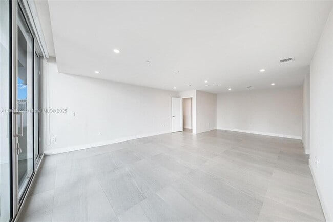 Building Photo - 555 NE 34th St