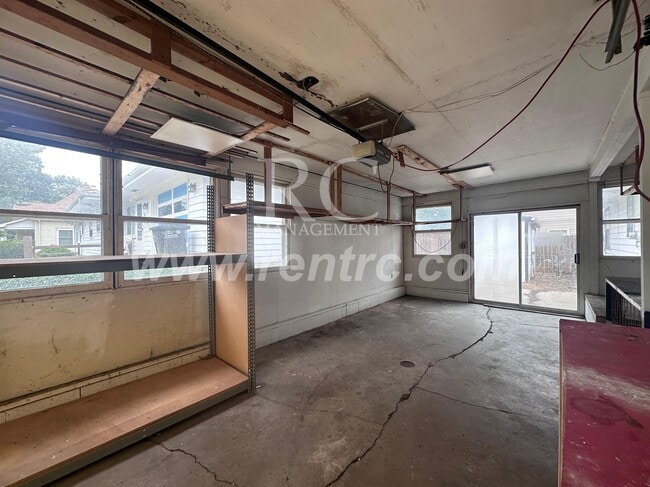 Building Photo - 717 Columbia-W