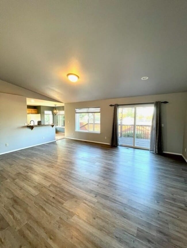 Building Photo - Single level home in NE Bend with great up...