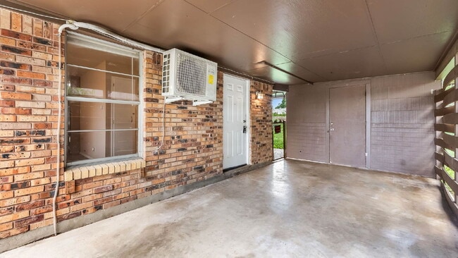 Building Photo - 218 E Villaret Blvd