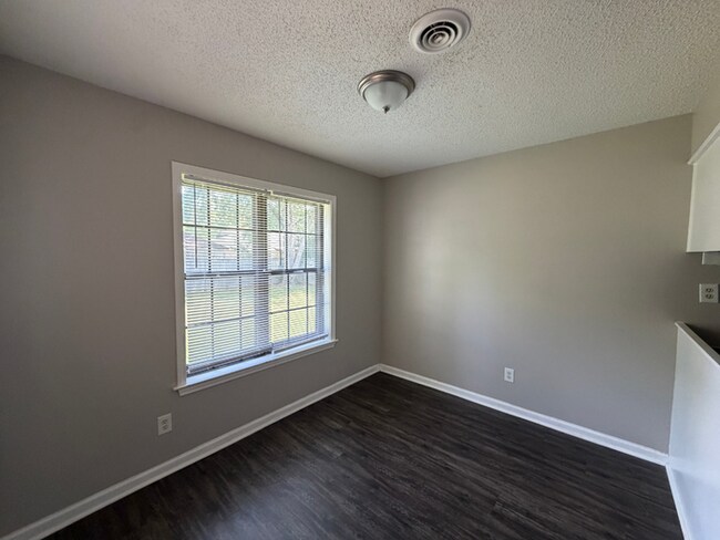 Building Photo - Charming 3BR/2BA Bartlett Area Home | Soaring High Ceilings, Brick Fireplace & Fenced Yard
