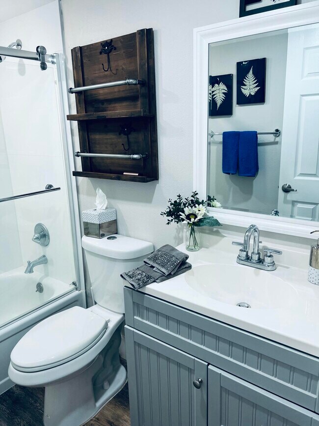 Building Photo - 390 Saxony Way