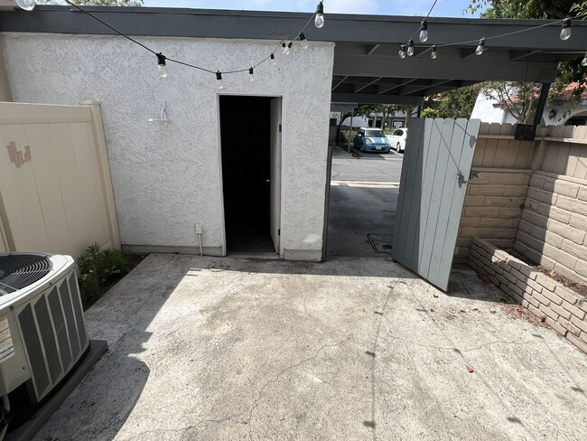 Building Photo - Fantastic 3 Bed 1.5 Bath End Unit Townhome in Orange!