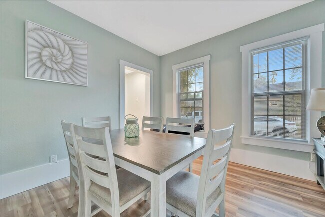 Building Photo - 207 6th St N