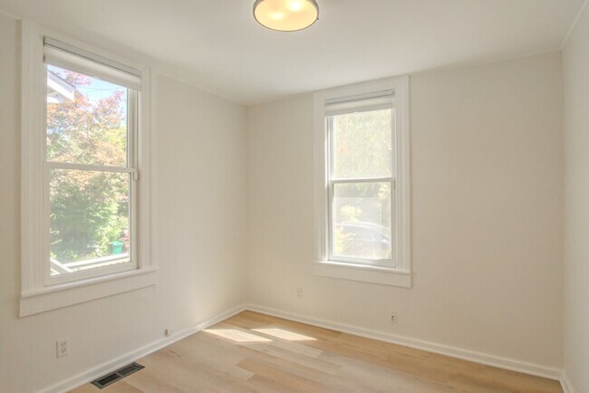 Building Photo - 3Bd/1.5Ba Seattle House