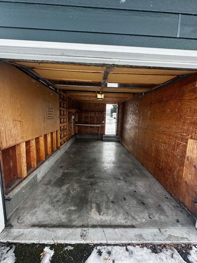 Building Photo - 4 Bedroom Condo near campus