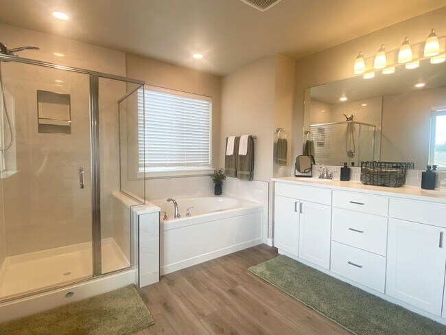 Building Photo - Modern Bonney Lake Home w/ AC  **SHORT TERM LEASE **