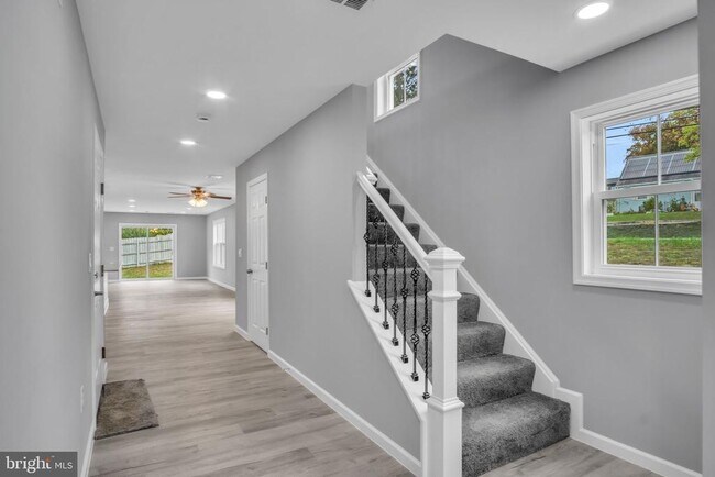 Building Photo - 1500 Embassy Dr