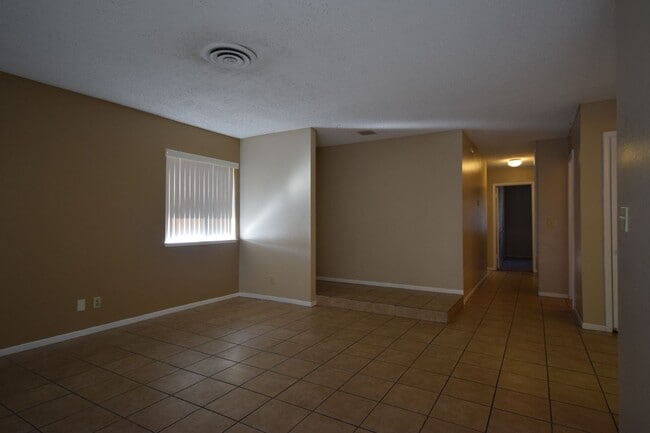 Building Photo - Cozy single story condo close to the commu...