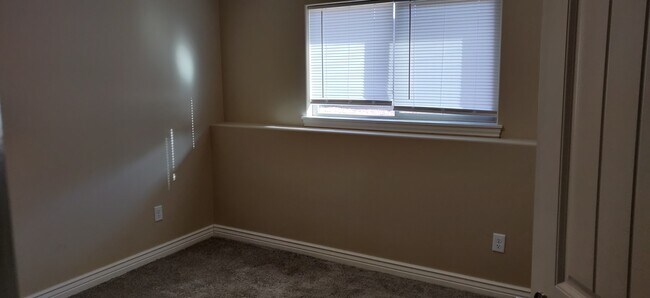 Building Photo - 2439 E Quivira St