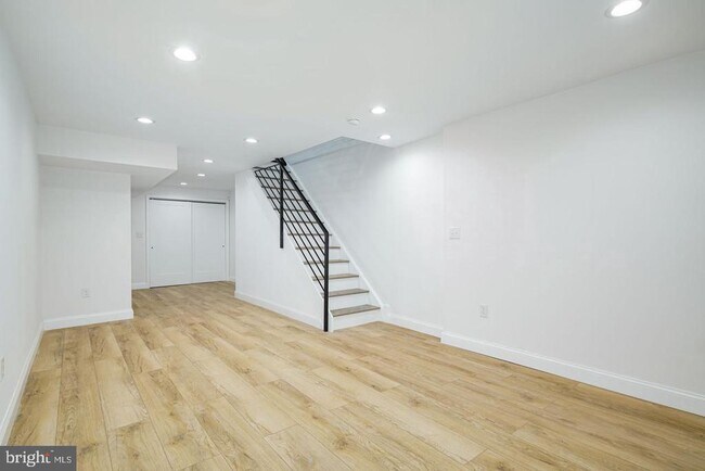 Building Photo - 840 Leland St