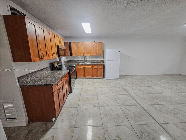 Building Photo - 5615 NW 27th Ct