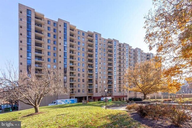 Building Photo - 4500 S Four Mile Run Dr