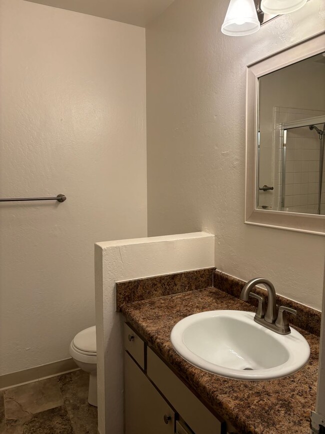 Building Photo - 2 bedroom ~1 bath ~ 1 car Garage!!