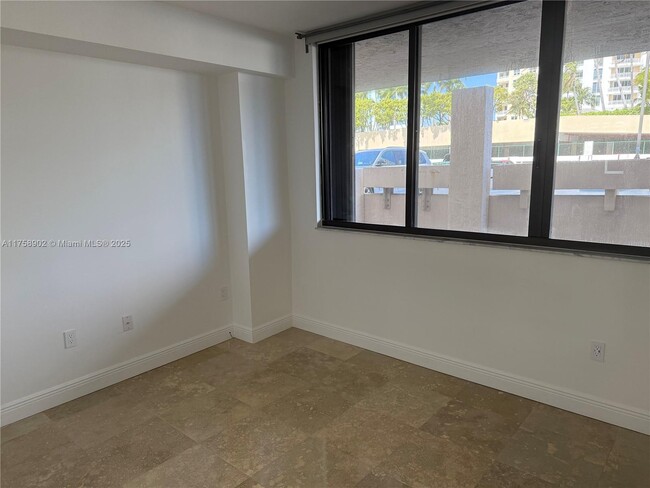 Building Photo - 540 Brickell Key Dr