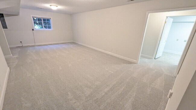 Building Photo - 4 Bed/2.5 Bath Home - Mowing, Trash & Inte...