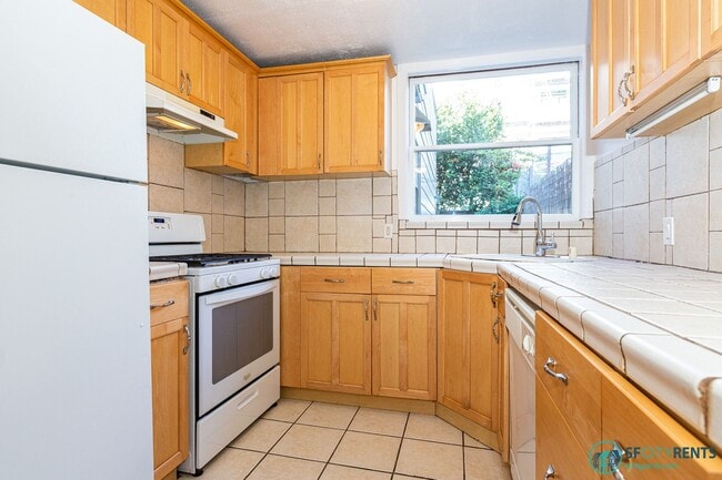 Building Photo - Marina: 1 Bedroom Garden Apartment w/ Private Patio