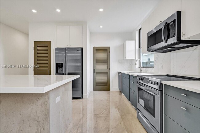 Building Photo - 2887 SW 33rd Ave