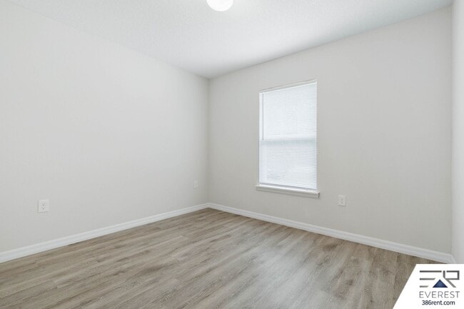 Building Photo - LIKE NEW 3/2/1 TOWNHOUSE IN DESIRABLE SEMINOLE WOODS