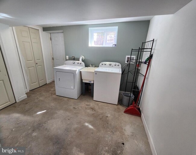 Building Photo - 2330 14th Pl SE