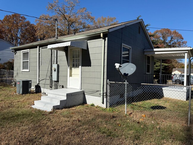 Building Photo - Charming 2 Bedroom Home With Spacious Yard!