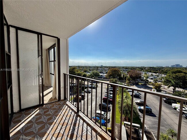 Building Photo - 1000 Parkview Dr