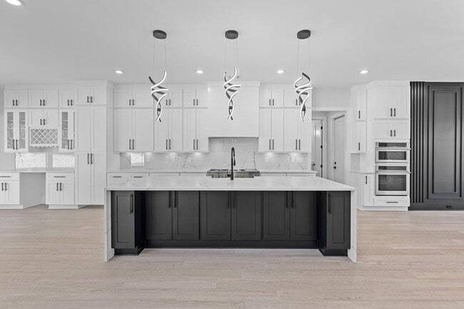 Building Photo - 555 Versailles Dr