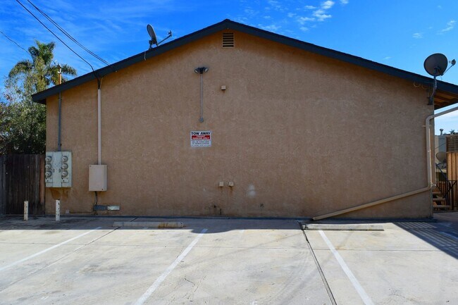 Building Photo - Downstairs North Park Apartment with Parking & Onsite Laundry!