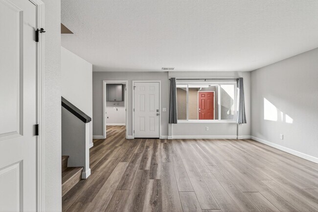 Building Photo - Charming 3-Bedroom Condo in Creekside Village – Prime Location!