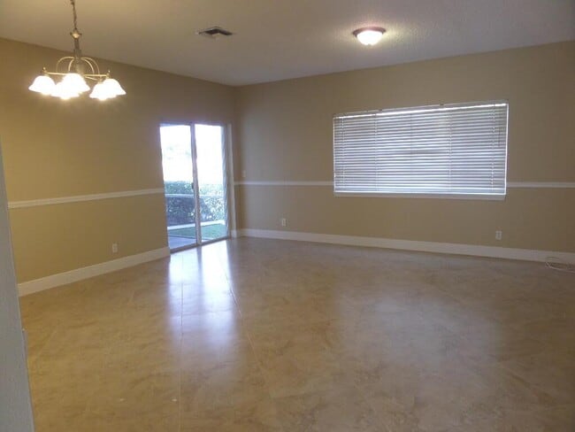 Building Photo - 9661 Santa Rosa Dr