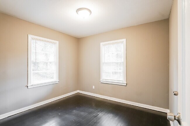 Building Photo - ***** ONE MONTH FREE RENT *****  Recently Remodeled Clean Home for Immediate Move-In Voucher Frie...
