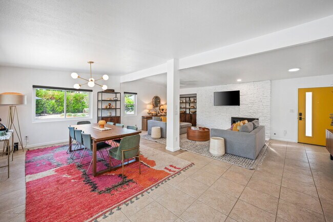 Building Photo - 43795 Acacia Dr