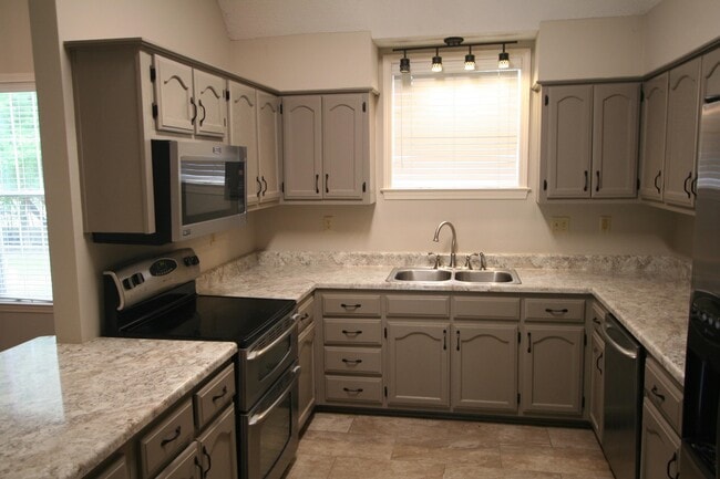Building Photo - 6776 Dianna Dr