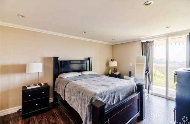 Building Photo - 6526 Ocean Crest Dr