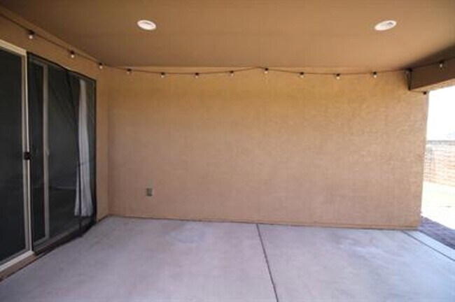 Building Photo - Desirable La Estancia Neighboorhood