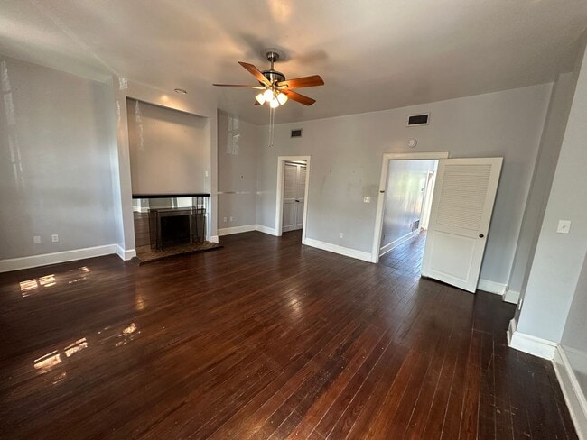 Building Photo - 3 BED | 2.5 BATH | OFF STREET PARKING | PRIVATE BACKYARD | HISTORIC DISTRICT