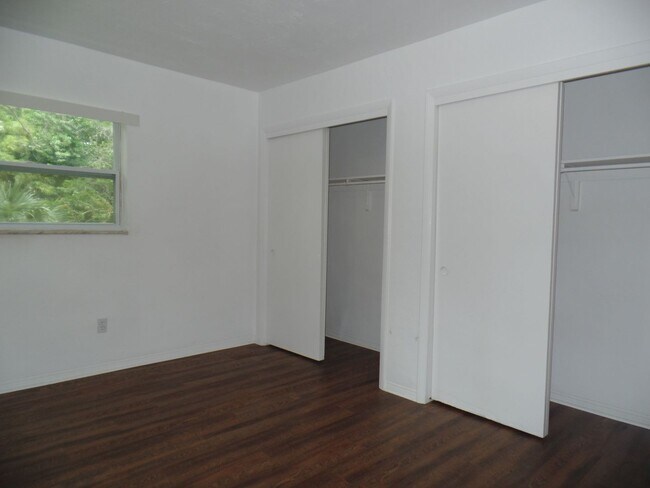 Building Photo - Updated, spacious one bedroom