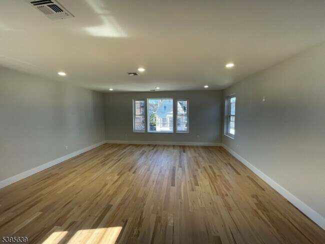 Building Photo - 119-121 Lewis St