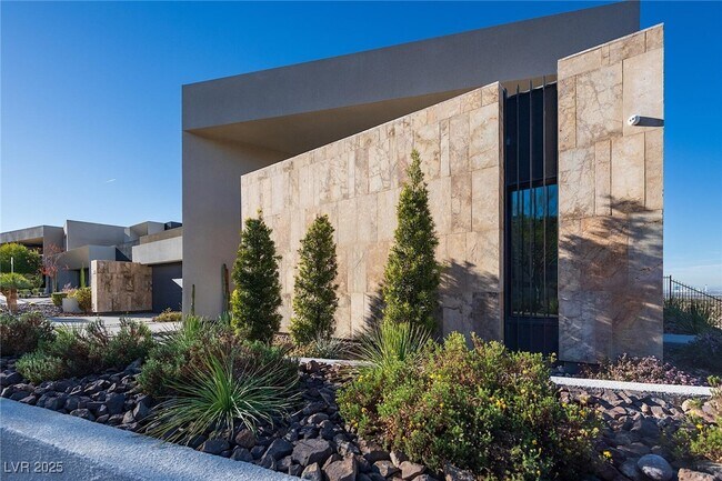 Building Photo - 810 Dragons Eye Dr